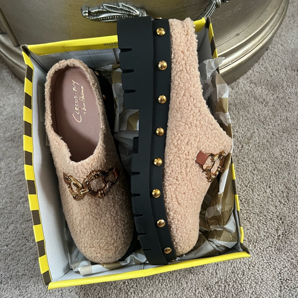 Circus by Sam Edelman Beige Loafers with Gold Accent - Picture 2 of 2